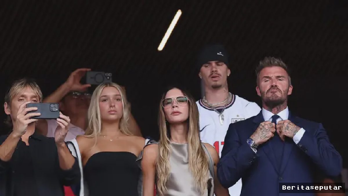 Gaya Simpel Mewah Victoria Beckham Curi Perhatian di Piala Dunia