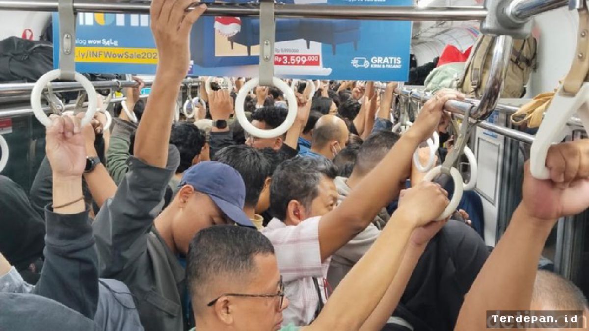 Stasiun Pancasila — KRL Red Line Tertahan 15 Menit Akibat Gangguan Operasional