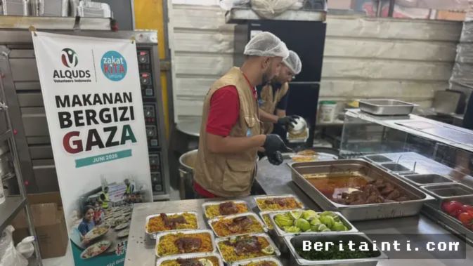 Gaza, Beritainti.com  – Di tengah bayang-bayang konflik yang masih membekap Jalur Gaza, secercah kehangatan hadir dari dapur-dapur darurat yang dikelola oleh para relawan Al-Quds Volunteer. Gerakan kemanusiaan berbasis komunitas ini kembali menunjukkan solidaritasnya dengan menyiapkan dan membagikan ribuan porsi hidangan siap santap bagi anak-anak Palestina yang menjadi kelompok paling rentan dalam krisis kemanusiaan yang berkepanjangan.