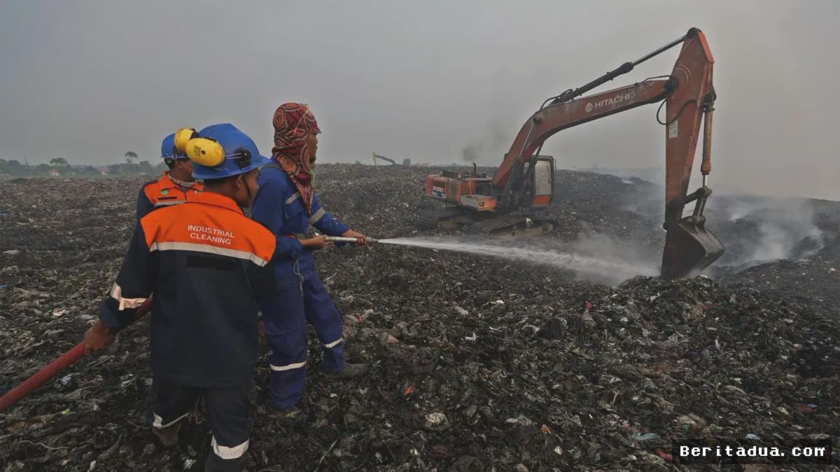 BNPB-BMKG Tunda Modifikasi Cuaca, Pemadaman TPA Jatiwaringin Terus Berlanjut