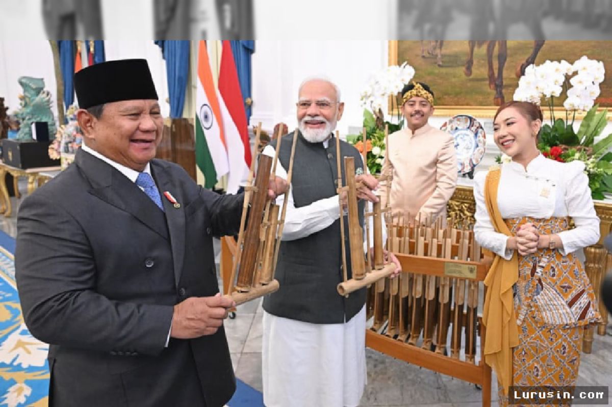 Prabowo Serahkan Angklung kepada PM Modi: Isyarat Diplomasi Budaya di Istana Merdeka