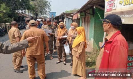 BERITATERCEPAT.COM, KABUPATEN BEKASI –  Pemerintah Kabupaten Bekasi resmi memulai proses penertiban bangunan liar (bangli) di sepanjang Saluran Sekunder (SS) Balong Tua. Langkah awal yang diambil adalah melayangkan surat teguran pertama kepada para pemilik bangunan yang berdiri di atas sempadan saluran air tersebut. Kebijakan ini diambil menyusul semakin maraknya bangunan yang menghambat fungsi drainase dan menjadi salah satu pemicu banjir tahunan di wilayah selatan Kabupaten Bekasi.