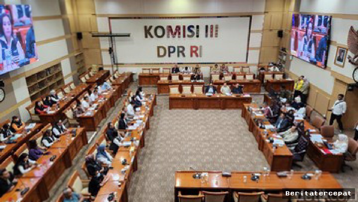 Ibu Santri Lombok Menangis di DPR, Tuntut Hukuman Mati bagi Pelaku Pembakaran