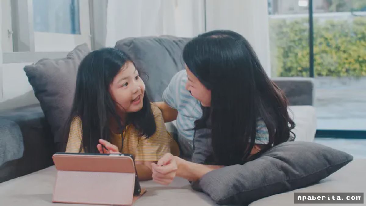 [Ahli Parenting: Komunikasi Terbuka Efektif Awasi Ponsel Anak]