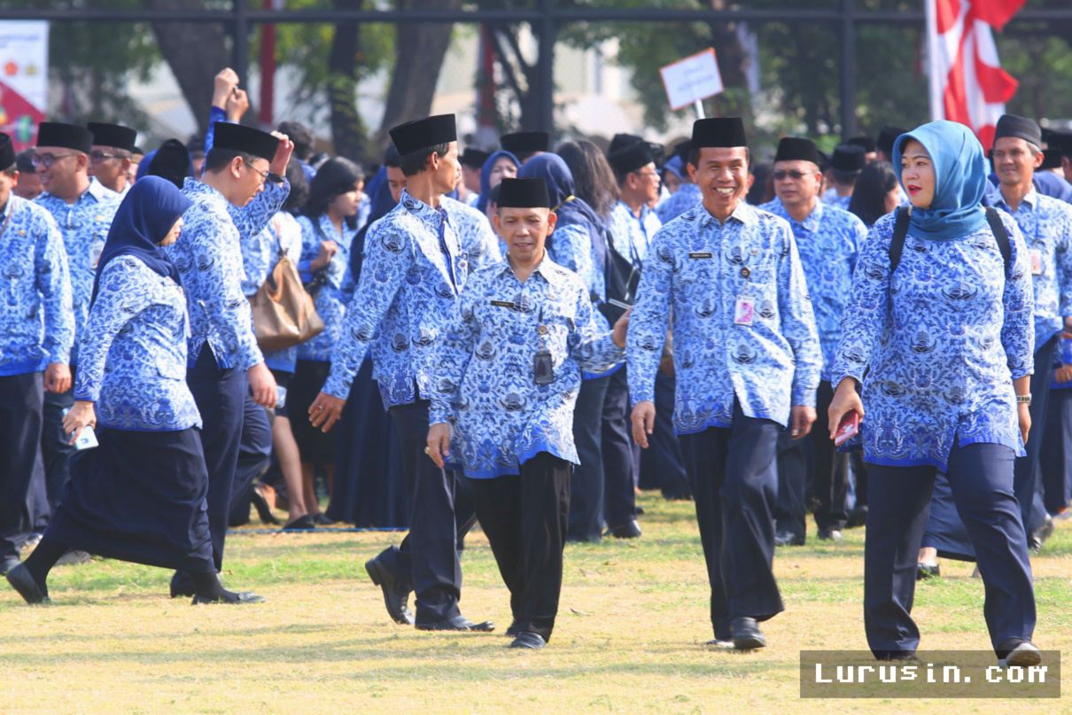 Manokwari — Gubernur Papua Barat Serahkan 1.299 SK CPNS dan PPPK