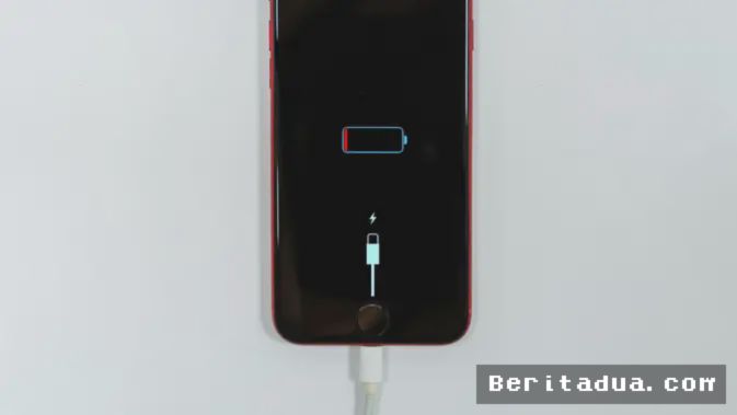 Beritadua.com, Jakarta  — Di era digital yang serba terhubung, ponsel pintar telah menjadi perangkat esensial yang menemani aktivitas harian masyarakat modern. Dari bangun tidur hingga kembali beristirahat, layar kecil itu seolah tak pernah lepas dari genggaman. Namun, di balik ketergantungan tersebut, muncul satu kekhawatiran klasik yang terus menghantui para pengguna: daya tahan baterai dan cara mengisi ulang yang benar agar komponen vital ini tetap awet.
