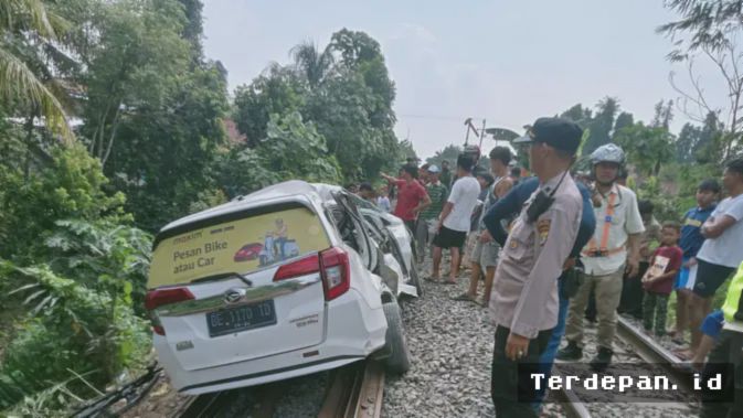 Sebuah kecelakaan maut kembali terjadi di perlintasan kereta api yang tidak dilengkapi palang pintu. Kali ini, sebuah mobil taksi online yang dioperasikan oleh Maxim mengalami kerusakan parah setelah dihantam kereta api di perlintasan Jalan Sebiay, Kecamatan Natar, Kabupaten Lampung Selatan. Insiden nahas ini terekam dalam foto yang diterima oleh kontributor kami, memperlihatkan kondisi kendaraan yang benar-benar ringsek. Berdasarkan laporan awal, tidak ada korban jiwa dalam peristiwa ini, namun pengemudi dan penumpang dilaporkan mengalami luka-luka dan dilarikan ke fasilitas kesehatan terdekat.
