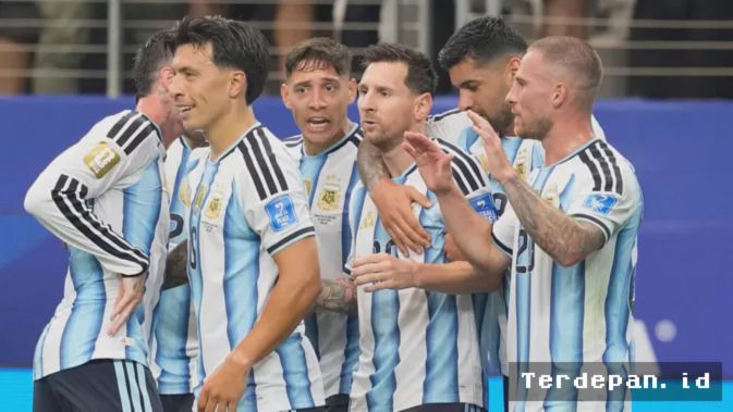 Arlington, Texas  – Sebuah momen magis kembali tercipta dari kaki kiri seorang maestro. Lionel Messi, kapten tim nasional Argentina, memimpin timnya meraih kemenangan meyakinkan atas Austria dalam laga penyisihan Grup J Piala Dunia 2026. Pertandingan yang digelar di Arlington, Texas, dekat Dallas, pada Senin, 22 Juni 2026 itu menjadi saksi bagaimana La Pulga masih menjadi pembeda utama bagi La Albiceleste.