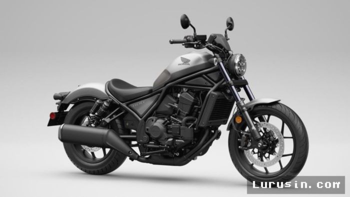 Jakarta – PT Astra Honda Motor (AHM) secara resmi memperkenalkan varian warna baru untuk motor cruiser premium Honda Rebel 1100 di pasar Indonesia. Langkah ini diberi tajuk New Rebel 1100, meski perubahan yang ditawarkan sebatas pilihan warna. Penamaan “New” serta label harga yang disebut setara dengan mobil multi-purpose vehicle (MPV) Toyota Innova Reborn menarik perhatian pasar otomotif Tanah Air.