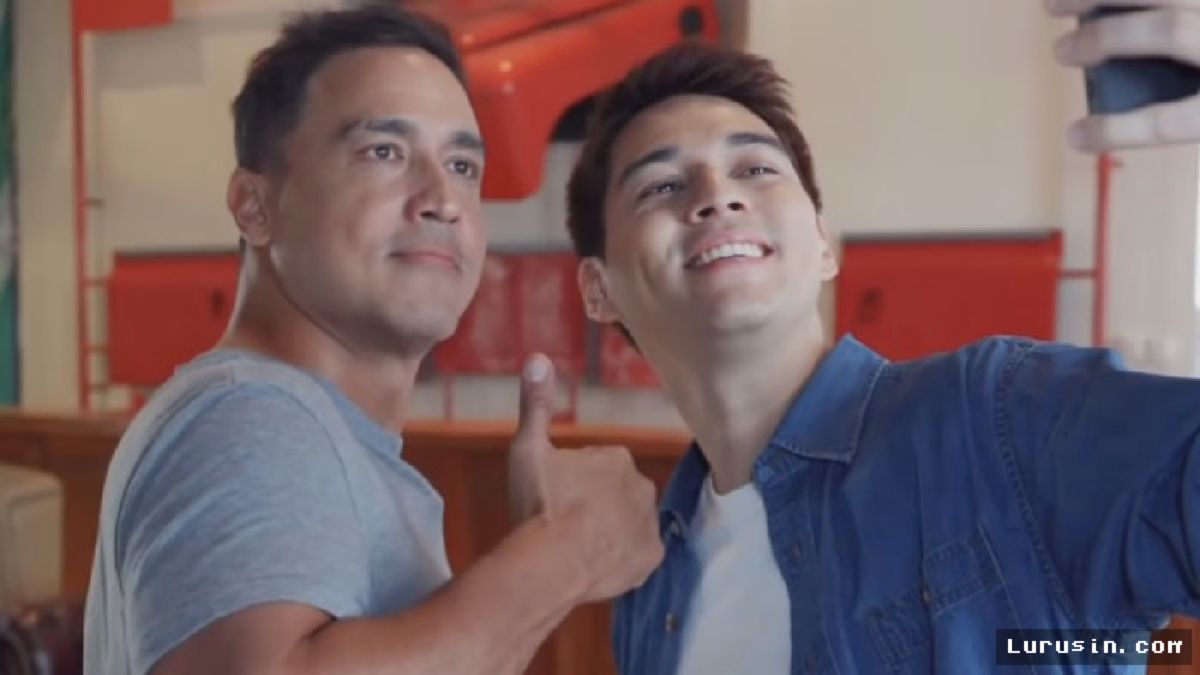 Hamish Daud dan Maxime Bouttier — Pose Jempol Gen X Saat Selfie Bareng Gen Milenial