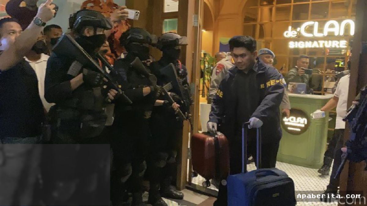 Polisi Sita 4 Koper dan Brankas saat Geledah Kafe de’Clan