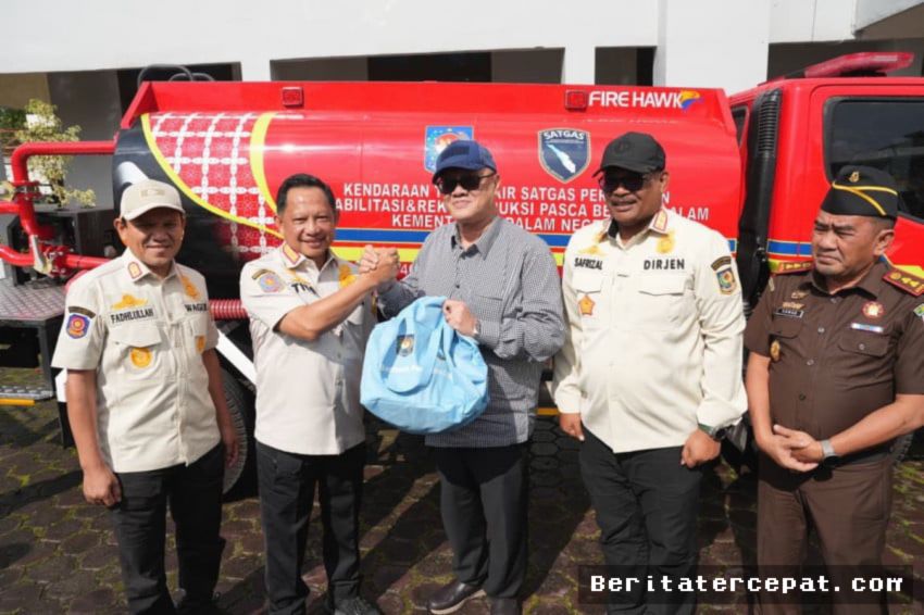Beritatercepat.com, Aceh  – Menteri Dalam Negeri (Mendagri) Tito Karnavian menyampaikan apresiasi mendalam kepada warga di kawasan Enang-Enang, Aceh, yang telah bergotong-royong memperbaiki ruas jalan rusak parah akibat terjangan banjir dan tanah longsor pada akhir November tahun lalu. Inisiatif swadaya yang digerakkan oleh tokoh masyarakat setempat, Syahrial, dinilai menjadi contoh nyata ketangguhan sosial dalam menghadapi bencana.
