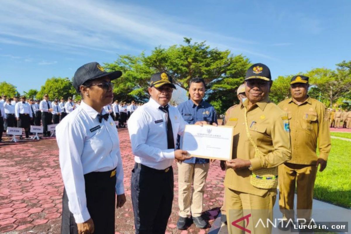 Papua Barat — Gubernur Dominggus Serahkan 1.299 SK CPNS dan PPPK