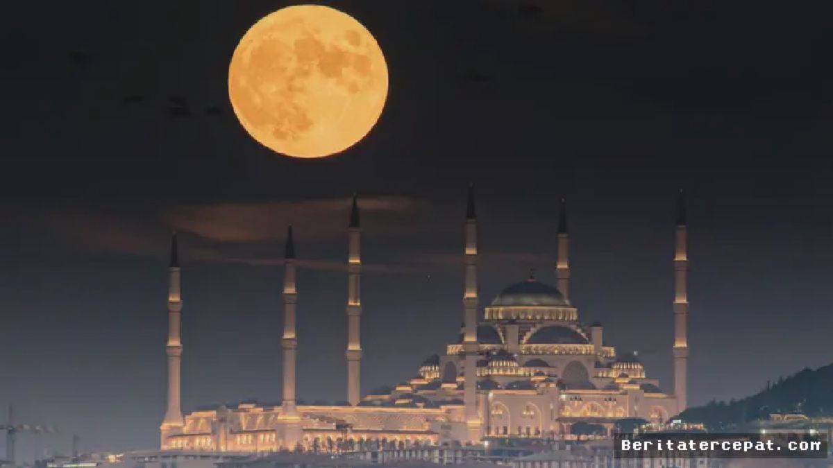 INDONESIA — Bulan Purnama Super Hiasi Langit Masjid, Netizen Berebut Abadikan