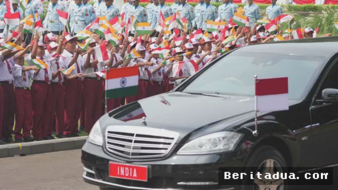 JAKARTA, Beritadua.com  — Presiden Prabowo Subianto menerima kunjungan kenegaraan Perdana Menteri India, Narendra Modi, di Istana Merdeka pada Selasa (7/7/2026). Dalam pertemuan bersejarah tersebut, kedua pemimpin sepakat membangun kemitraan strategis baru yang mencakup penguatan kerja sama di bidang ekonomi digital, energi terbarukan, pertahanan, dan perdagangan bilateral. Ribuan anak sekolah menyambut iring-iringan kendaraan PM Modi yang melintas menuju istana sambil melambaikan bendera Merah Putih dan bendera India, menandai eratnya hubungan kedua negara.