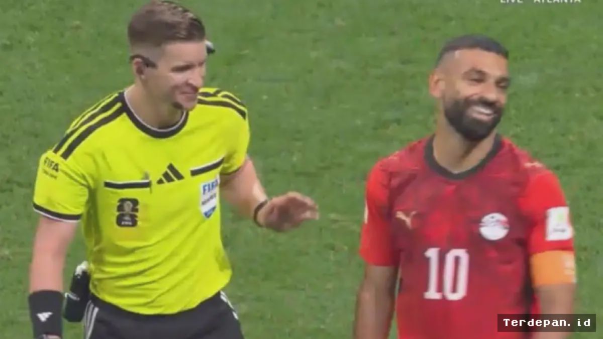 LIVERPOOL — Frustrasi hingga Tertawa, Mohamed Salah Bongkar Wasit Tak Adil