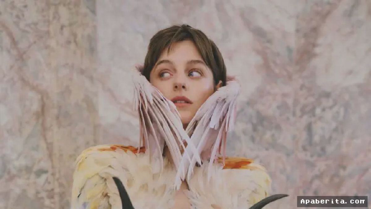 Paris — Emma Corrin Tampil Bak Burung Eksotis di Schiaparelli Couture 2026