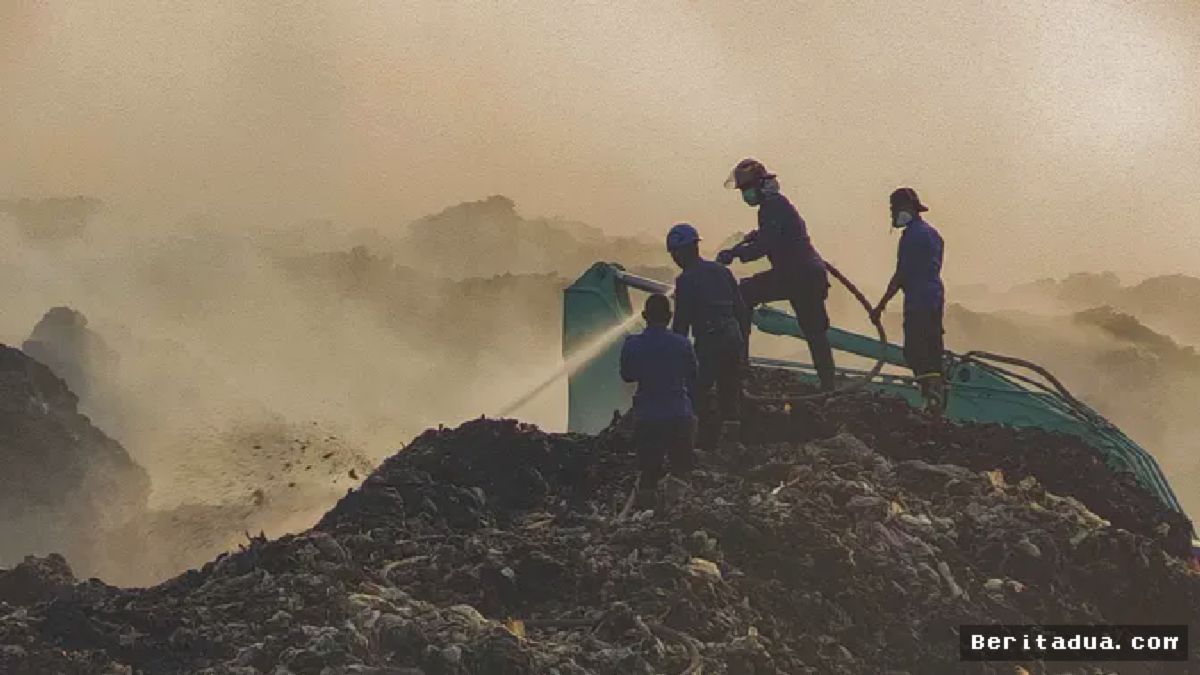 Tangerang — Petugas Damkar Berjibaku Padamkan Api di TPA Jatiwaringin