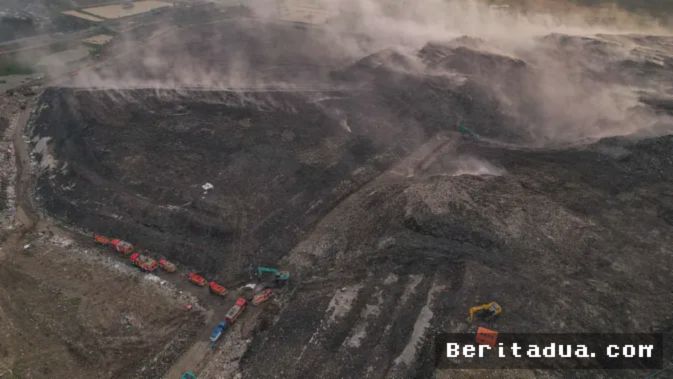 Tangerang, Beritadua.com  – Memasuki hari kedelapan, petugas pemadam kebakaran masih berjibaku melawan amukan si jago merah yang melahap tumpukan sampah di Tempat Pembuangan Akhir (TPA) Jatiwaringin, Kabupaten Tangerang, Banten. Hingga Selasa (07/07/2026), asap tebal berwarna putih keabu-abuan masih membumbung tinggi dari lokasi kejadian, menyelimuti area pemukiman warga di sekitar TPA dan memicu kekhawatiran akan dampak kesehatan jangka panjang.