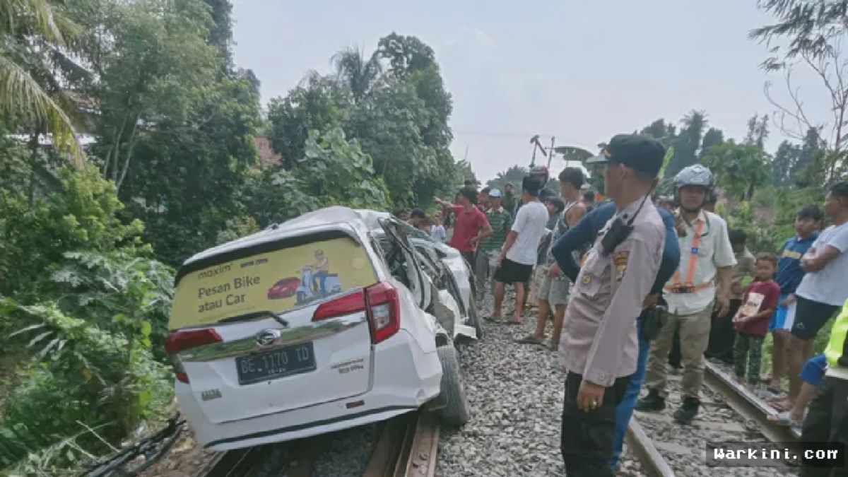 Lampung Selatan — Maxim Remuk Dihajar Kereta di Perlintasan Tanpa Palang