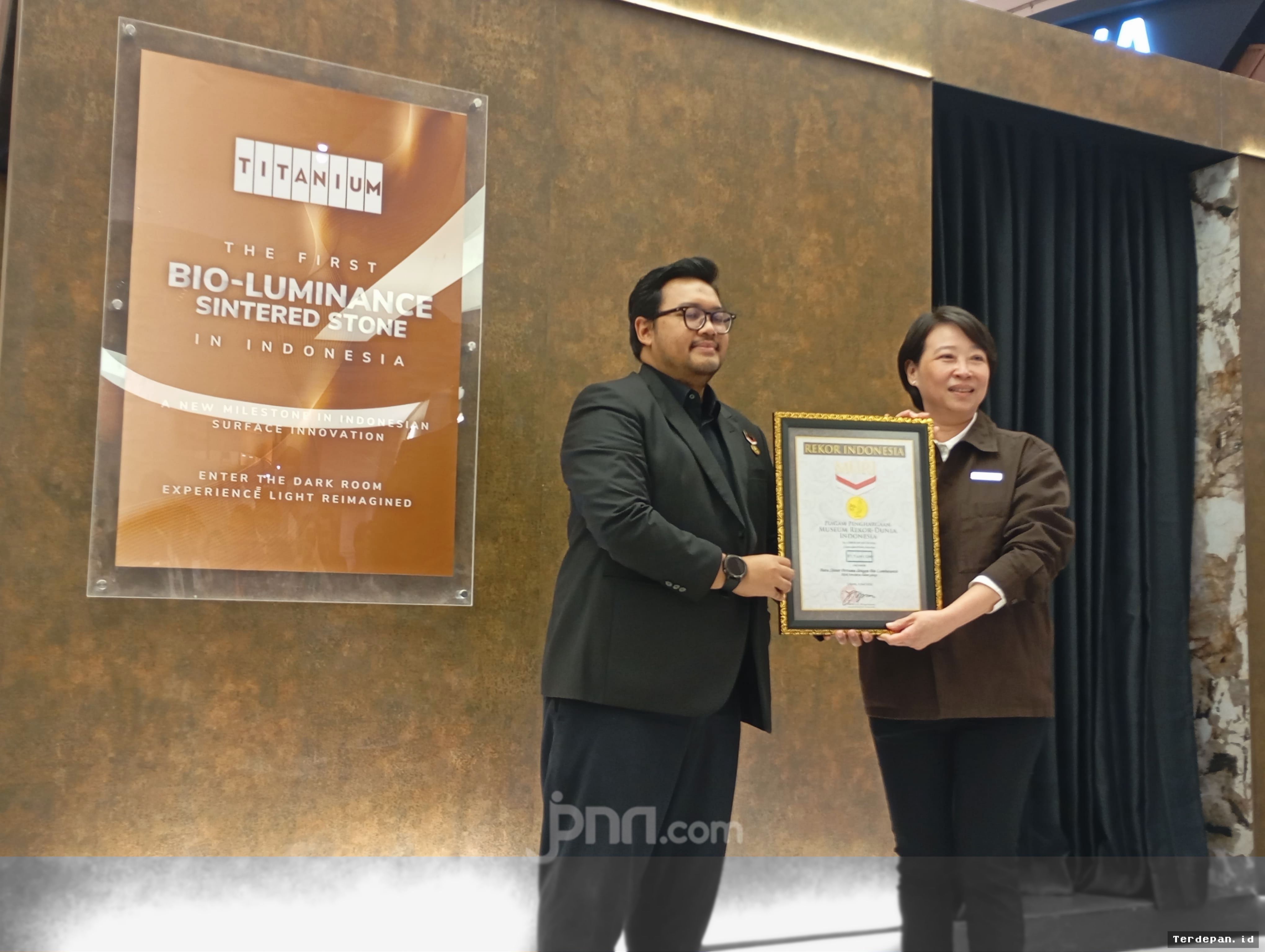 ICE BSD — Titanium Lamina Cetak Rekor MURI dengan Batu Sinter Bercahaya Pertama