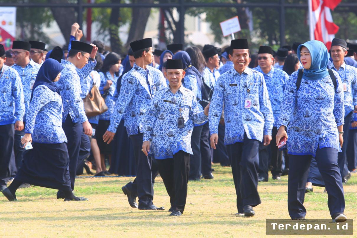 MANOKWARI — Gubernur Papua Barat Serahkan 1.299 SK CPNS dan PPPK