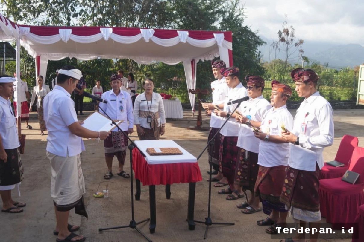 JEMBRANA — Bupati Kembang Hartawan Lantik Lima Kepala OPD di TPA Peh