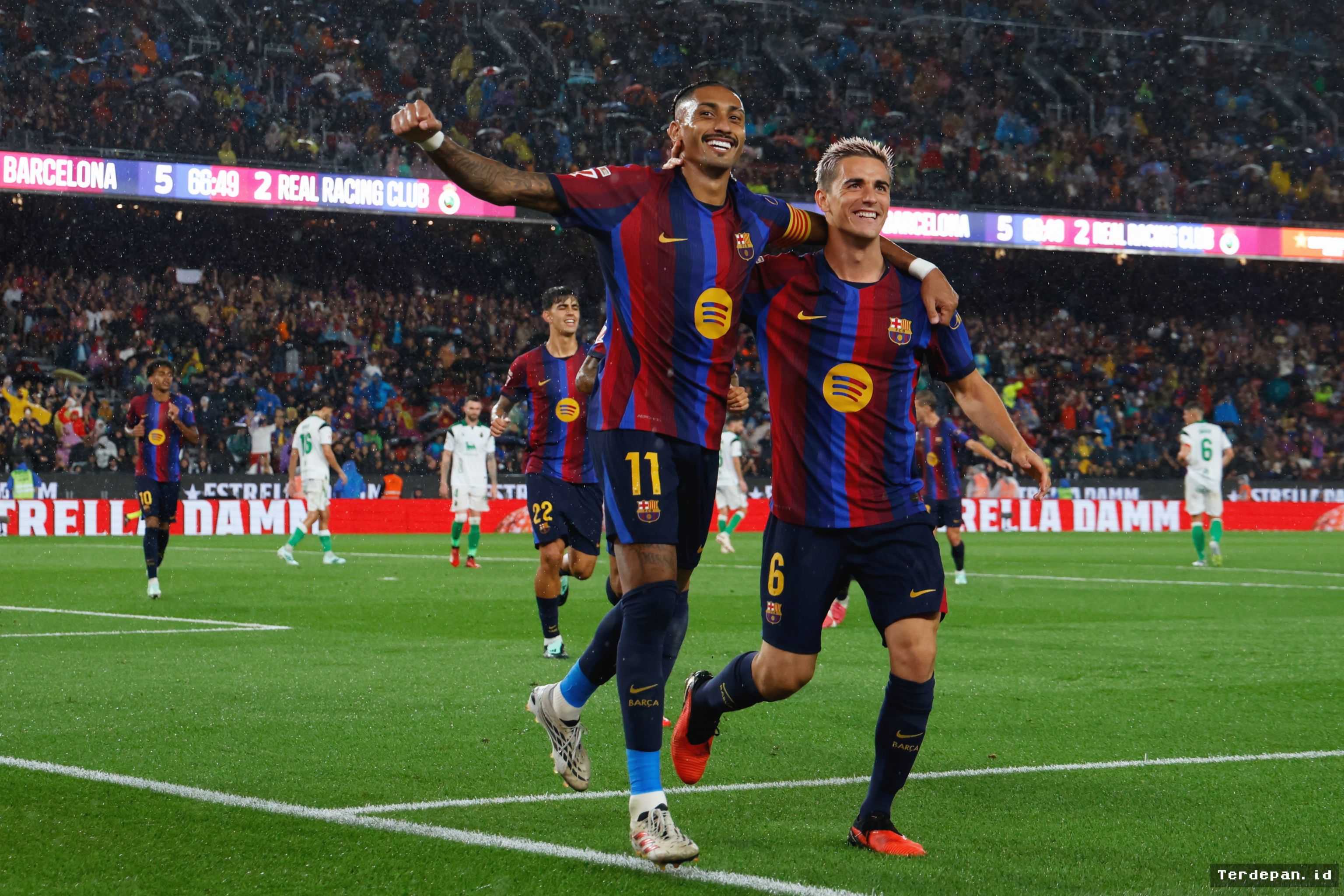 BARCELONA — Raphinha Cetak Hattrick, Barcelona Lumat Racing 7-2