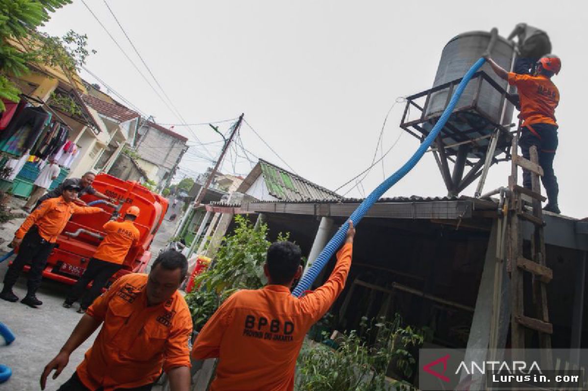 JAKARTA — DPRD Usul Air Laut Diolah Atasi Krisis