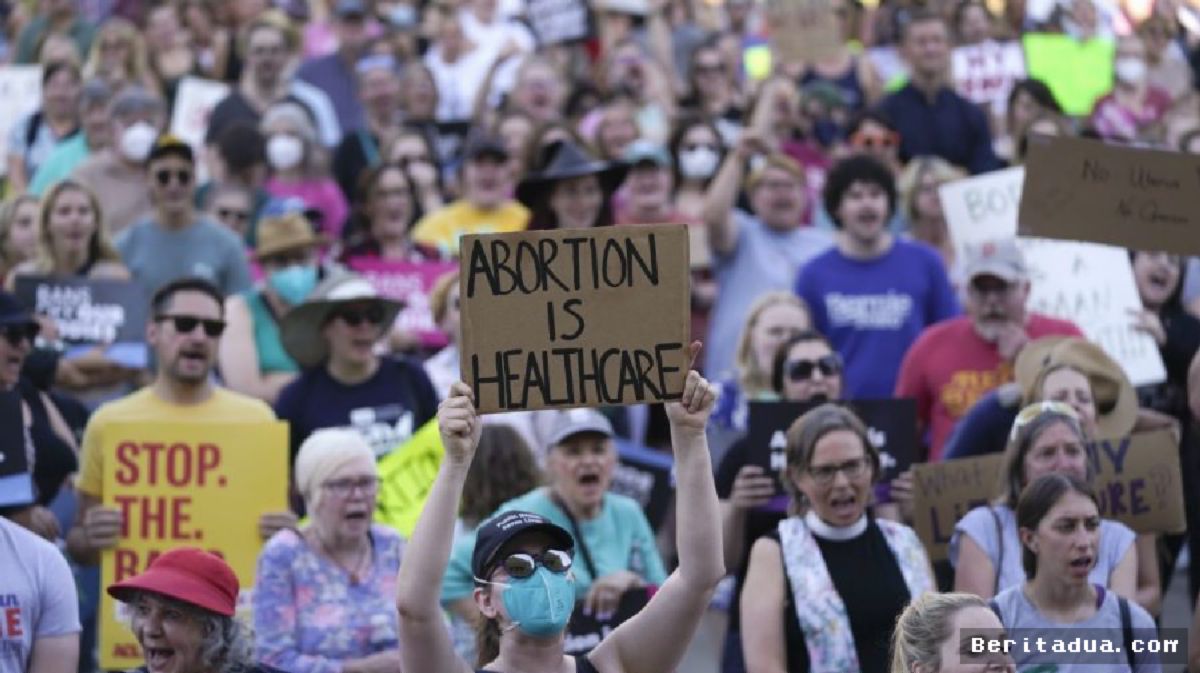 [WASHINGTON] — Kelompok Hak Aborsi Gelontorkan Jutaan Dolar Jelang Pemilu AS