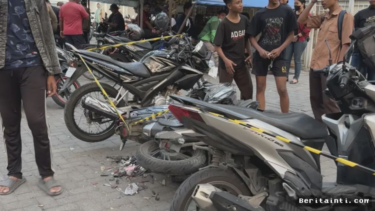 SURABAYA — Alphard Seruduk 11 Motor dan 3 Mobil, 5 Terluka