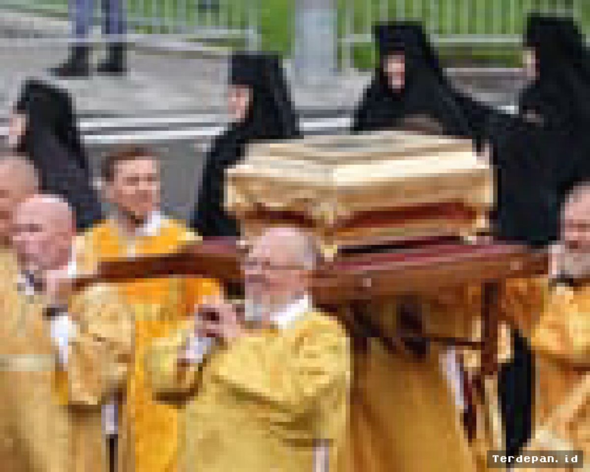 RUSIA — Gereja Ortodoks Kirim Relikui Pangeran Abad Pertengahan ke Ukraina