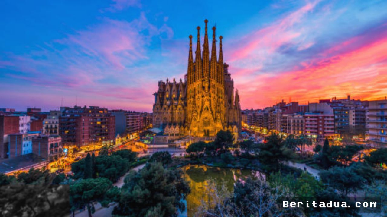 BARCELONA — Sagrada Familia Gunakan Lem 24 Ton Demi Rekor Gereja Tertinggi