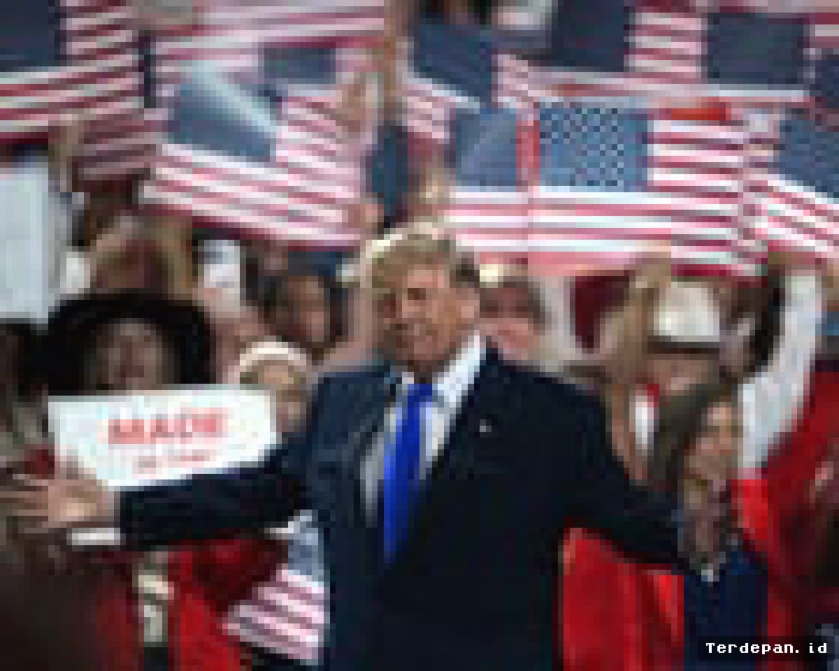 Trump Janjikan $5.000 Per Warga Jika Republik Menang Pemilu Sela