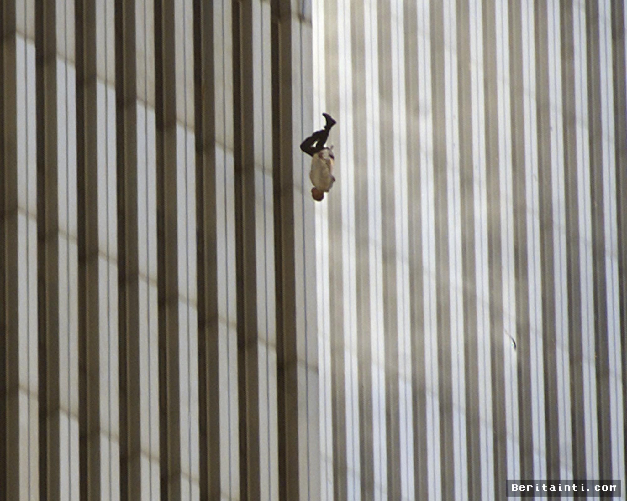 NEW YORK — Foto Falling Man Mengungkap Sisi Kelam Tragedi 11 September