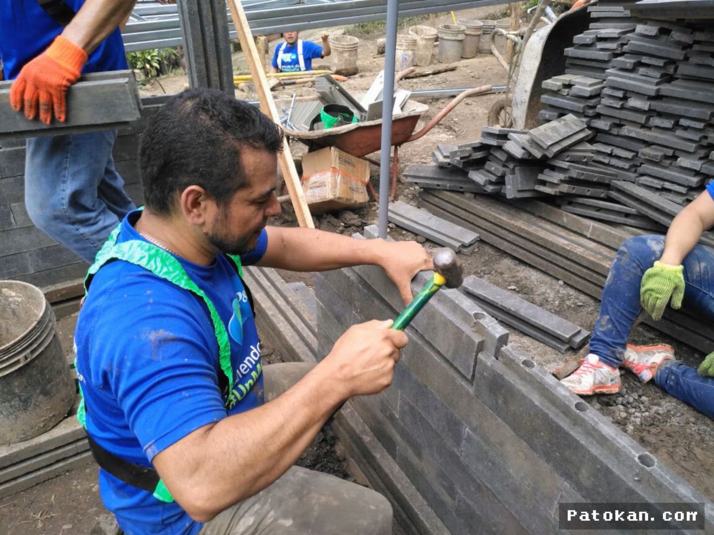 Kosta Rika: Ibu Tunggal Bangun Rumah dari 850 Bata Plastik Daur Ulang
