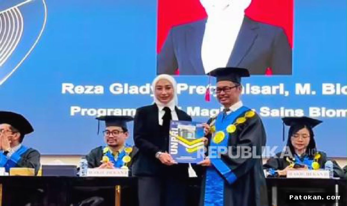JAKARTA — Reza Gladys dan Attaubah Mufid Lulus Magister Biomedis Cumlaude