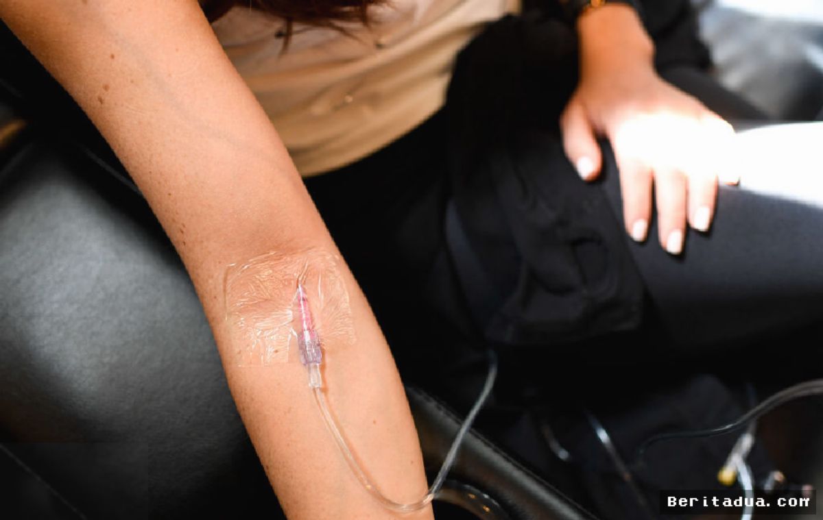 AS — Terapi Infus Glutathione Racuni Puluhan Pasien Klinik Kecantikan