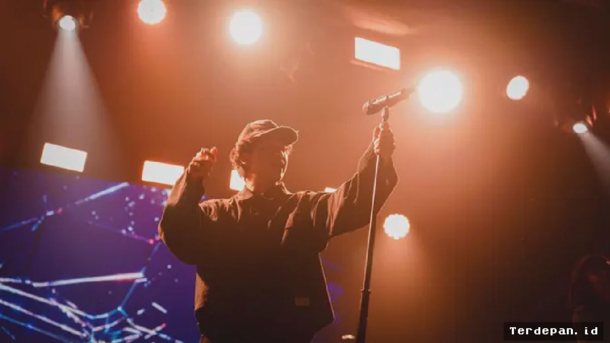 Hindia dan Nadin Amizah Hangatkan Panggung Konser Anti Garing Show