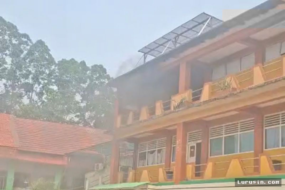 Jakarta Barat — Gedung SMP Al Manshuriyah Kembangan Hangus Terbakar