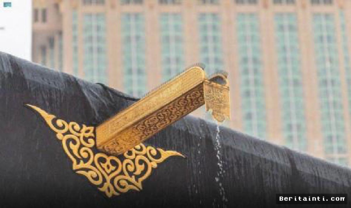 MAKKAH — Jamaah Masjidil Haram Khusyuk Sholat Maghrib di Tengah Hujan Deras