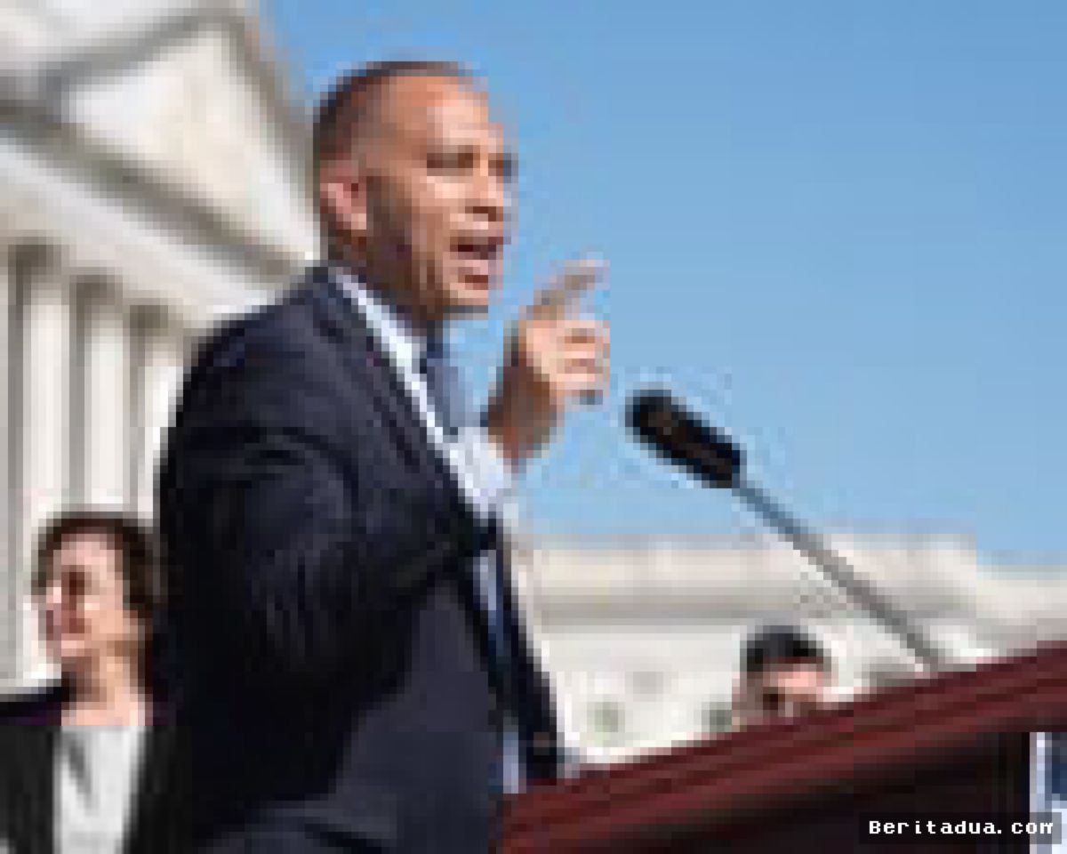WASHINGTON — Hakeem Jeffries Kritik Celah Hukum RUU Sanksi Rusia