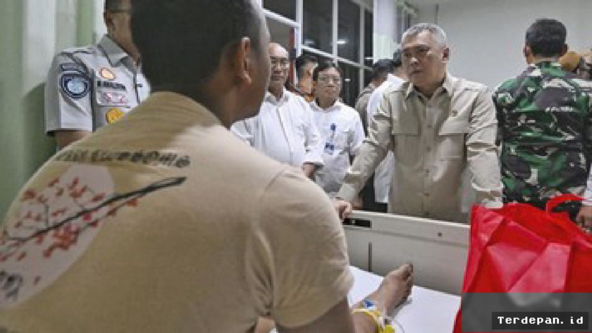 Banjarmasin — Menhub Dudy Purwagandhi Jenguk Korban Kecelakaan KM Virgo 8