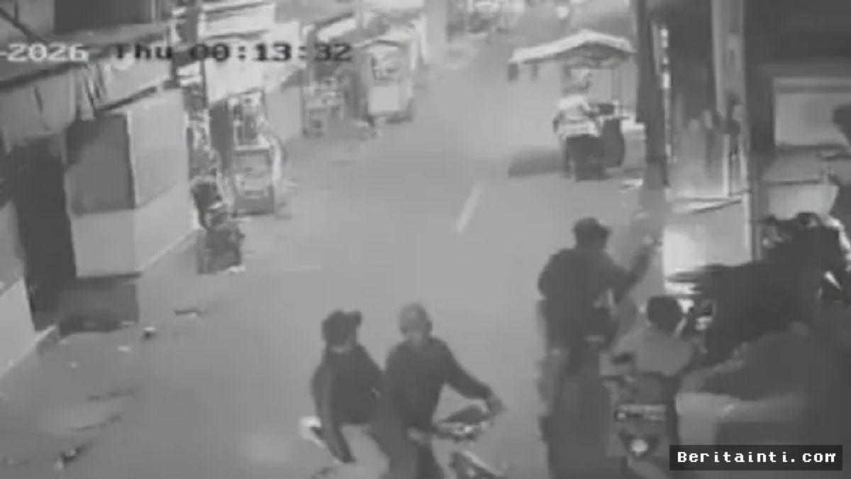 JAKARTA UTARA — Pemuda Dibacok Komplotan Gengster, Polisi Buru Pelaku