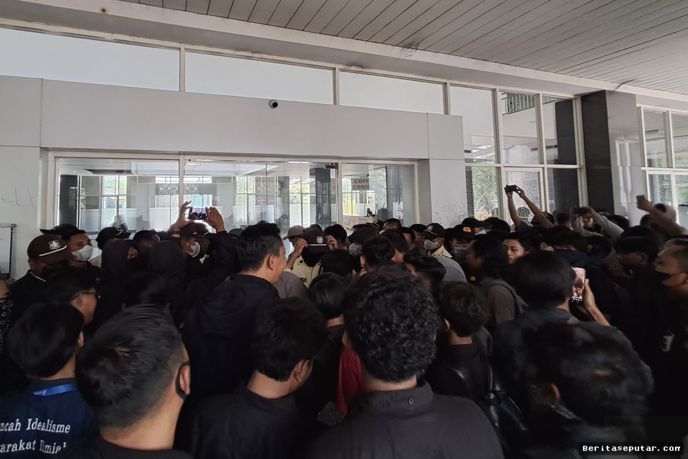 Surabaya — Mahasiswa UINSA Ancam Aksi Besar Tuntut Rektor Mundur