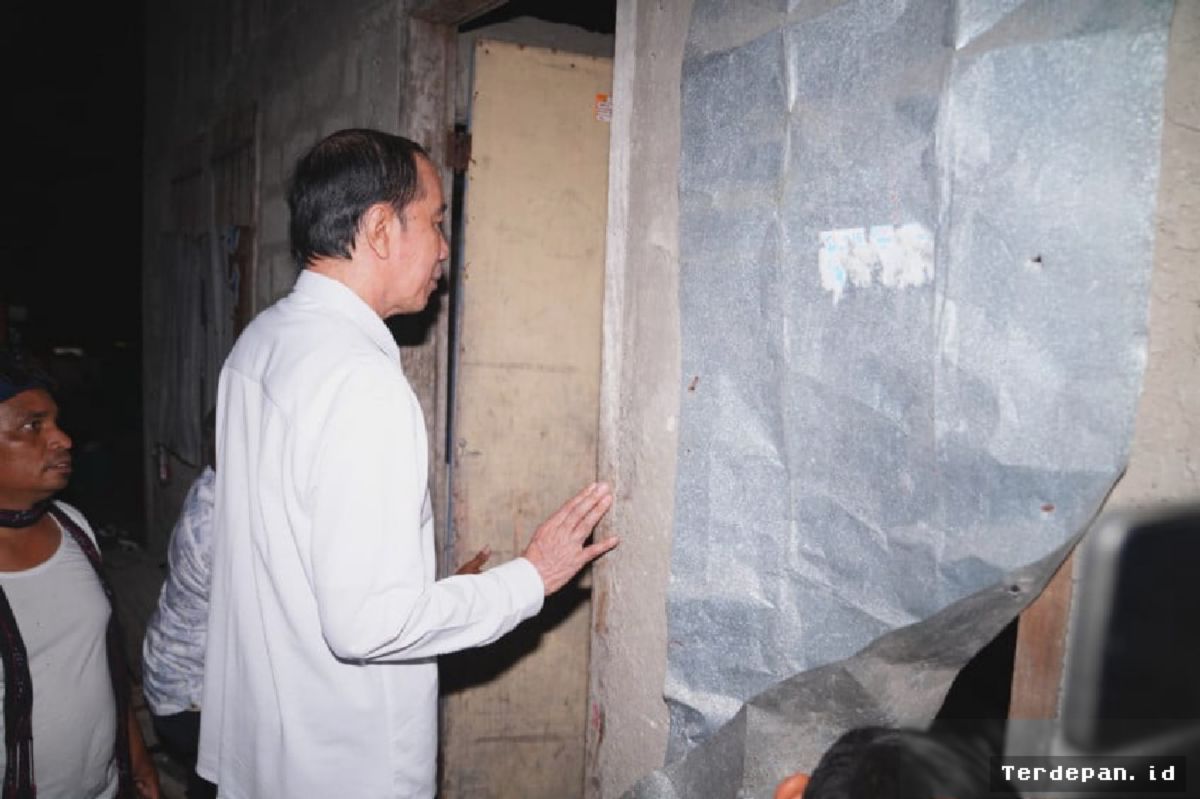 SIKKA — Jokowi Kunjungi Warga Korban Gempa di Pulau Palue