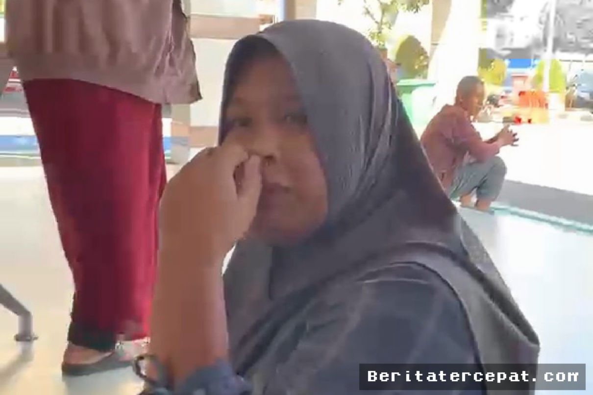 SURABAYA — Suami Selamat, Tangis Ela Pecah di Pelabuhan Tanjung Perak