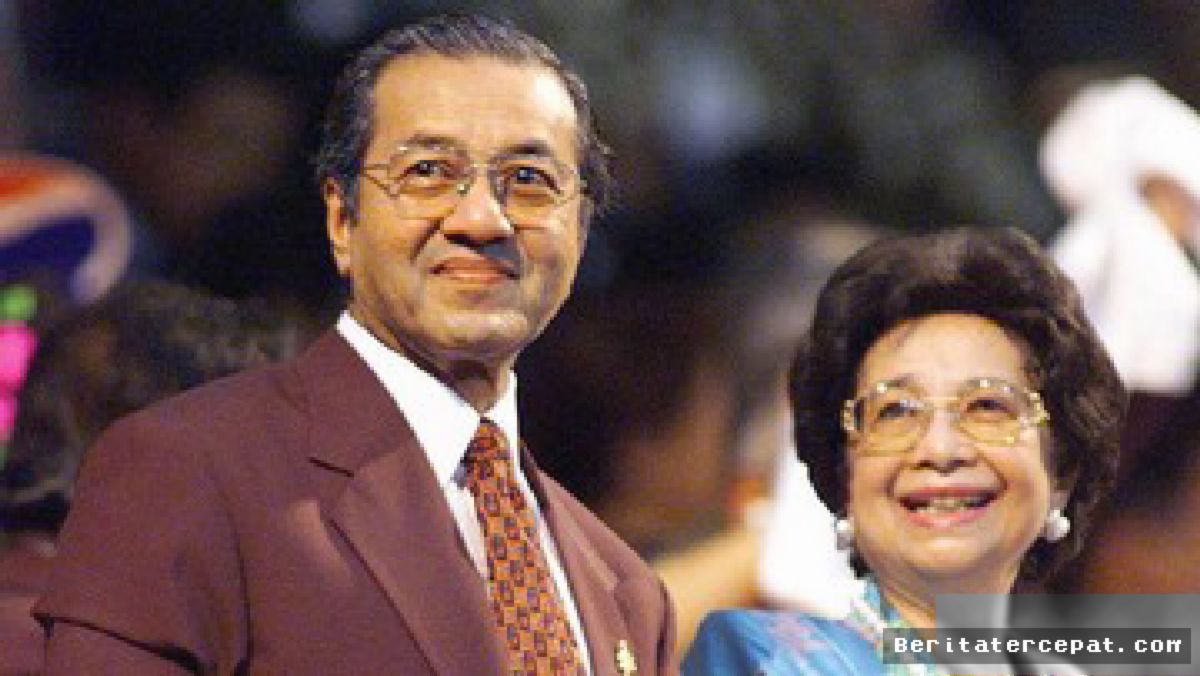 Mahathir Tak Kuasa Bendung Air Mata di Pemakaman Hasmah