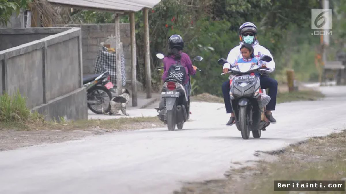 BALI — Warga Karangasem Gunakan Masker Akibat Hujan Abu Vulkanik
