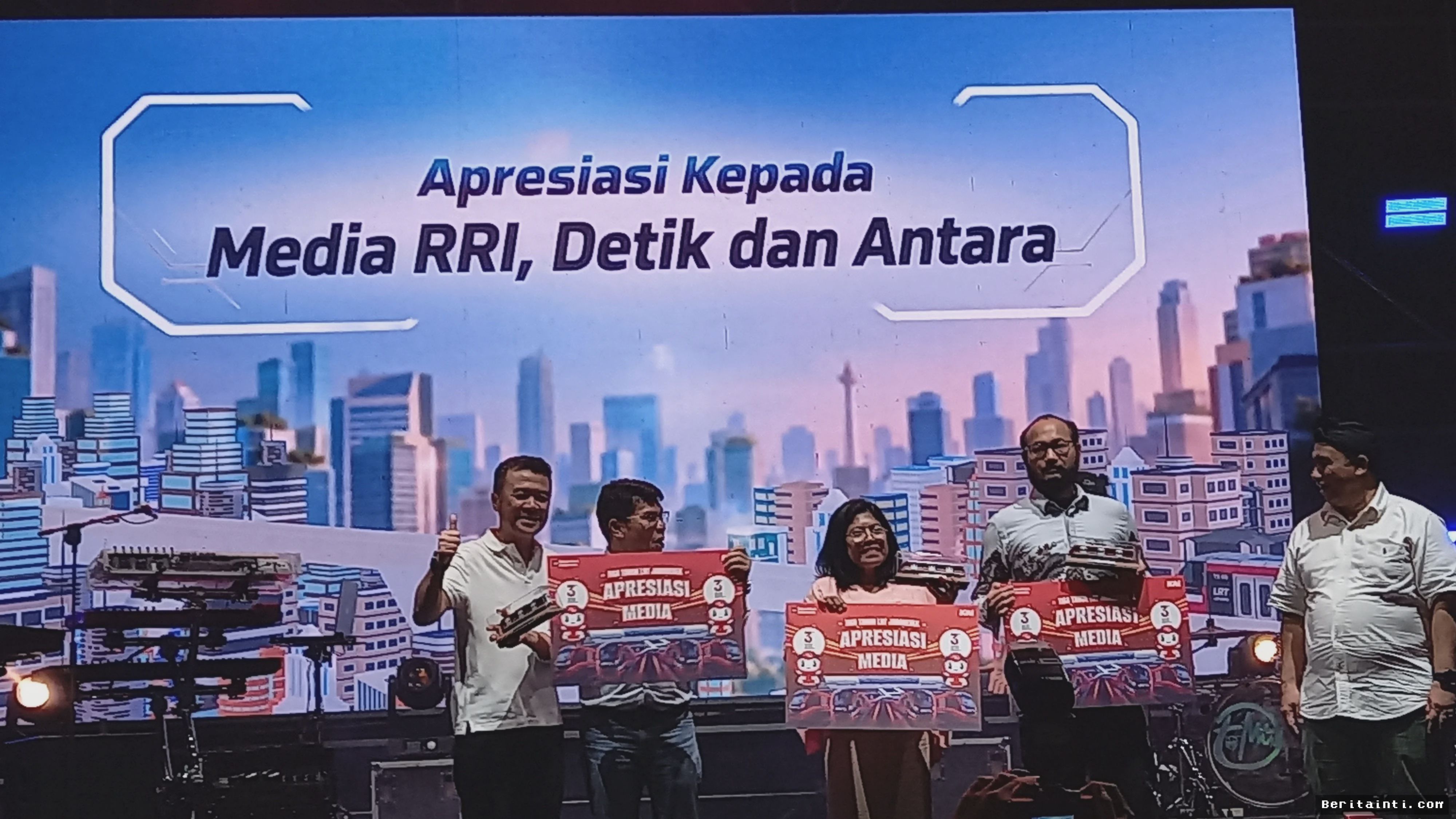 LRT Jabodebek Beri Penghargaan Media dan Luncurkan Fasilitas Layar Interaktif